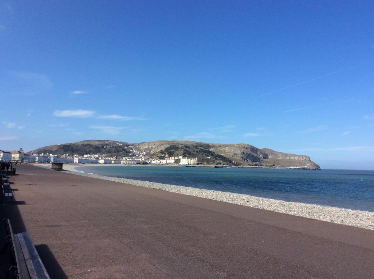 Frosty Towers Bed & Breakfast Llandudno Luaran gambar